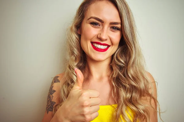 Jovem Bela Mulher Vestindo Amarelo Shirt Sobre Branco Isolado Fundo — Fotografia de Stock