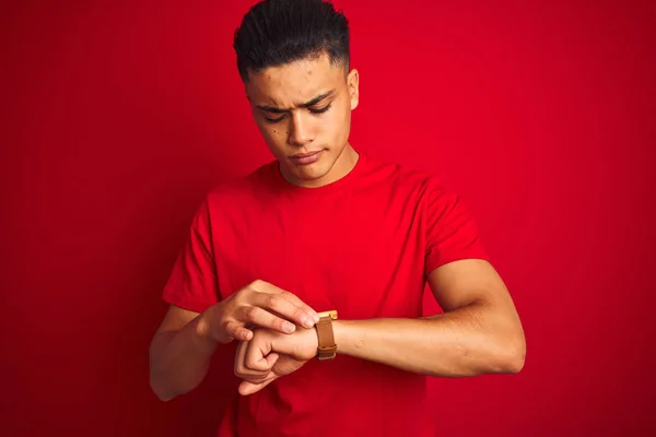 Jonge Braziliaanse Man Draagt Shirt Geïsoleerde Rode Achtergrond Controle Van — Stockfoto