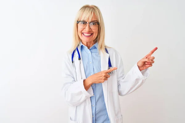 Medico Donna Mezza Età Indossando Occhiali Stetoscopio Sfondo Bianco Isolato — Foto Stock