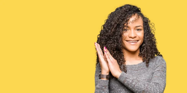 Young Beautiful Woman Curly Hair Wearing Grey Sweater Clapping Applauding — Stock Photo, Image