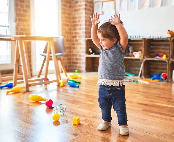 Schönes Kleinkind Mit Erhobenen Händen Lächelnd Viele Spielsachen Kindergarten — Stockfoto