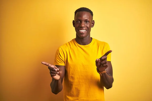 Joven Hombre Afroamericano Vistiendo Camiseta Casual Pie Sobre Fondo Amarillo —  Fotos de Stock