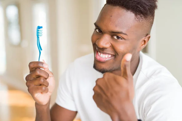 Afrikansk Amerikansk Man Håller Tandborste Glad Med Stort Leende Gör — Stockfoto