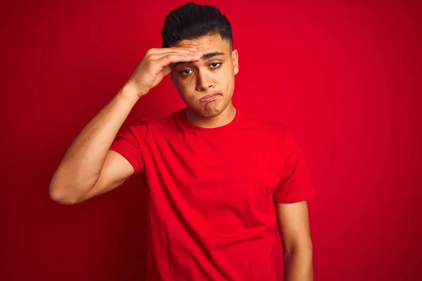 Joven Brasileño Con Camiseta Pie Sobre Fondo Rojo Aislado Preocupado — Foto de Stock