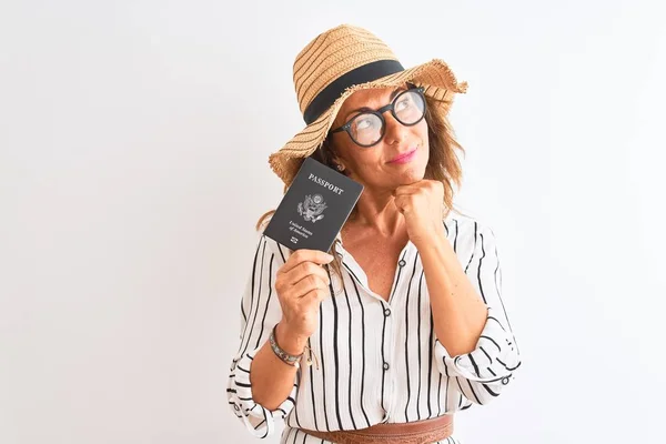 Senior Turist Kvinna Bär Hatt Glasögon Hålla Usa Pass Över — Stockfoto