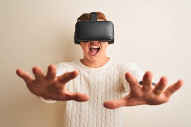 Genç yakışıklı genç çocuk gözlük kullanarak sanal gerçeklik oyunu oynuyor