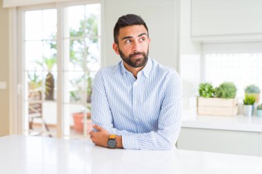 Yakışıklı İspanyol iş adamı görünümlü yan ve bakmak uzakta düşünme gülümsüyor.