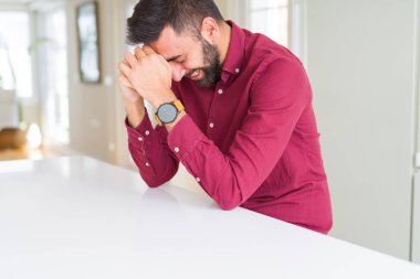 Yakışıklı adam, büyük bir gülümseme ile yüz gösteren neşeli gülümseyen