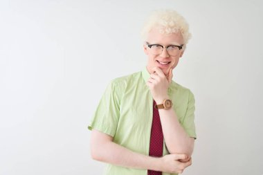 Genç albino işadamı gömlek ve kravat giyerek izole edilmiş beyaz arka planda dikiliyor kameraya kendinden emin bir şekilde bakıyor çapraz kollarla gülümsüyor ve çenesini kaldırıyor. Olumlu düşünüyorum..