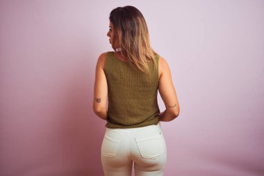 Genç güzel İspanyol kadın yeşil t-shirt giyen ayakta