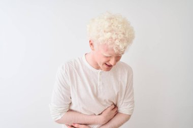 Genç albino sarışının gündelik tişörtler giymesi izole edilmiş beyaz arka plan üzerinde duruyor. Midesi bulanıyor ve acı çekiyor. Ache kavramı.