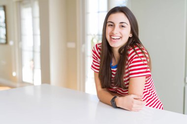 Güzel genç esmer kadın yüz gösteren büyük bir gülümseme ile kamera bakıyor neşeli gülümseyen