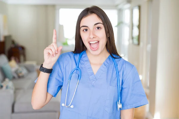 Schöne Junge Krankenschwester Uniform Und Stethoskop Der Klinik Mit Erhobenem — Stockfoto