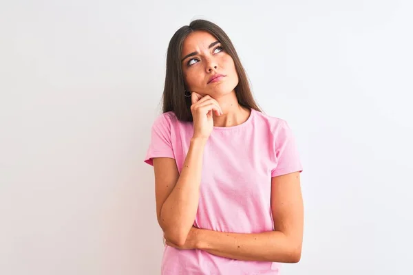 Fiatal Gyönyörű Rózsaszín Alkalmi Pólót Visel Elszigetelt Fehér Háttér Felett — Stock Fotó