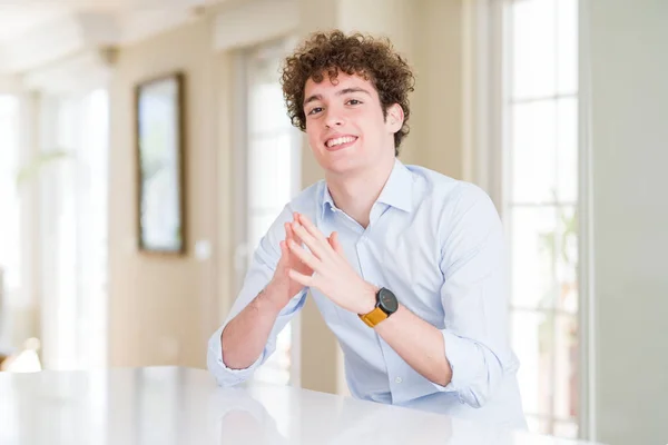 Jeune Homme Affaires Avec Bouclé Lire Tête Les Mains Ensemble — Photo