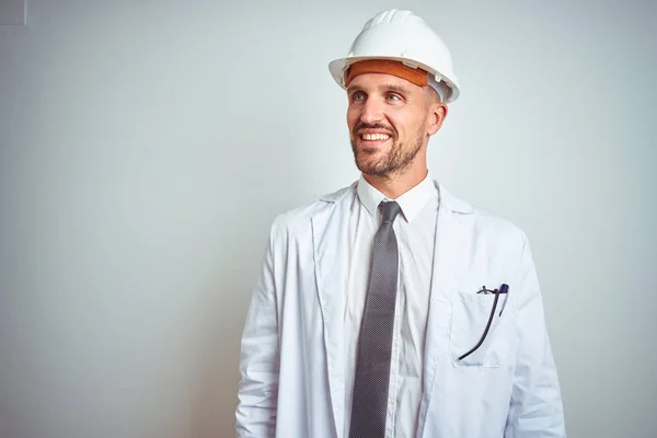 Giovane Bell Ingegnere Che Indossa Casco Sicurezza Sfondo Isolato Guardando — Foto Stock