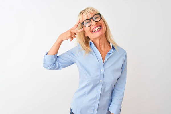 Mujer Negocios Mediana Edad Con Camisa Elegante Gafas Sobre Fondo — Foto de Stock