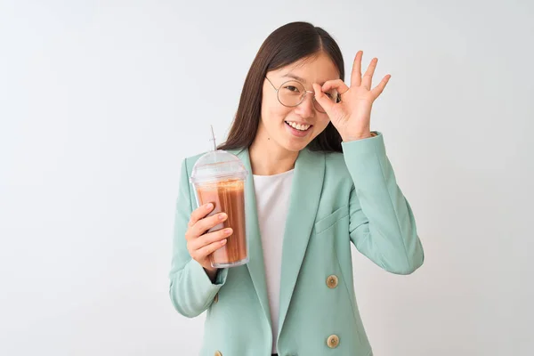 Νεαρή Κινέζα Γυναίκα Πίνοντας Smoothie Ντομάτας Πάνω Από Απομονωμένο Λευκό — Φωτογραφία Αρχείου