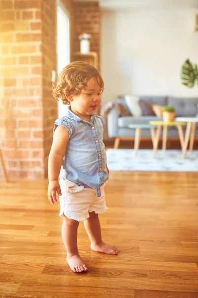 Bella Bambina Bambina Che Indossa Una Camicia Jeans Blu Piedi — Foto Stock