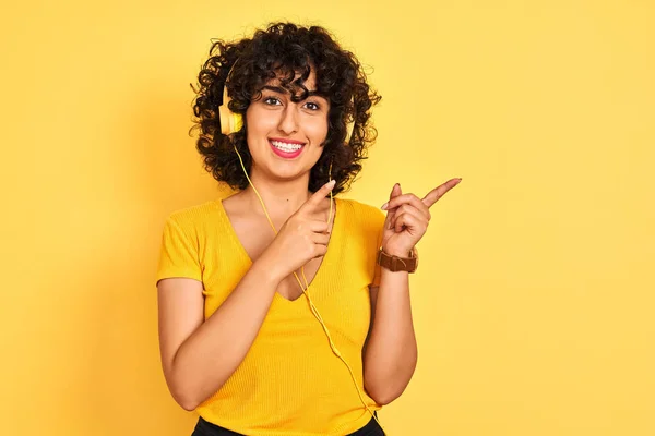 Arabiska Kvinna Med Lockigt Hår Lyssnar Musik Med Hörlurar Över — Stockfoto