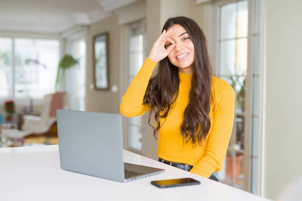 Mujer Joven Usando Computadora Portátil Haciendo Buen Gesto Con Mano —  Fotos de Stock