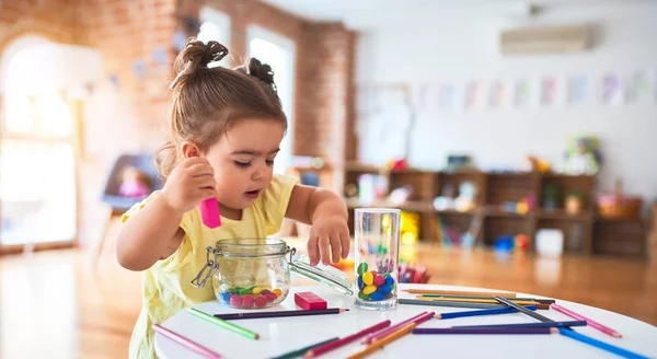 Anaokulunun Masasında Ahşap Yapı Taşlarıyla Oynayan Güzel Çocuk — Stok fotoğraf