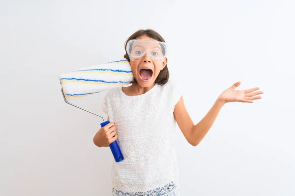 Bella Bambina Tenendo Rullo Pittura Piedi Sfondo Bianco Isolato Molto — Foto Stock