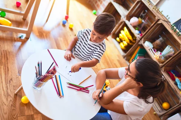 Beautiful Teacher Toddler Boy Drawing Draw Using Colored Pencils Kindergarten — Stock Photo, Image