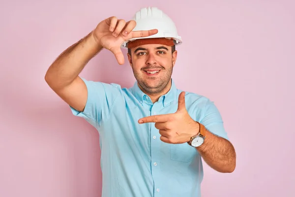 헬멧을 건축가가 분홍색 위에서 손가락으로 얼굴로 만들고 있습니다 창의성 사진의 — 스톡 사진
