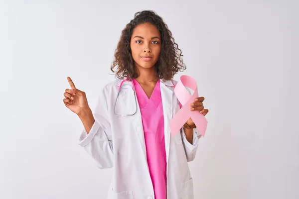 Jovem Médica Brasileira Segurando Fita Câncer Sobre Fundo Branco Isolado — Fotografia de Stock