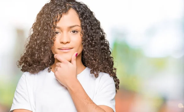 Joven Mujer Hermosa Con Pelo Rizado Usando Camiseta Blanca Mirando —  Fotos de Stock