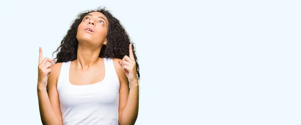 Menina Bonita Nova Com Cabelo Encaracolado Espantado Surpreso Olhando Para — Fotografia de Stock