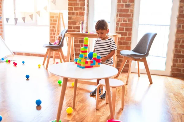 Schöner Kleinkind Junge Spielt Kindergarten Mit Bauklötzen — Stockfoto