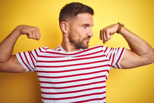 Joven Hombre Guapo Con Casual Camiseta Rayas Rojas Sobre Fondo —  Fotos de Stock