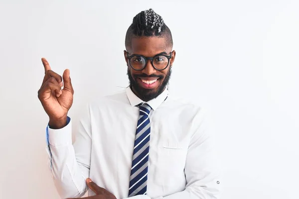 Afrikanisch Amerikanischer Geschäftsmann Mit Zöpfen Und Krawattenbrille Vor Isoliertem Weißem — Stockfoto