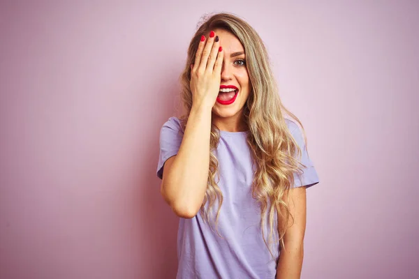 Jovem Mulher Bonita Vestindo Camiseta Roxa Sobre Fundo Isolado Rosa — Fotografia de Stock