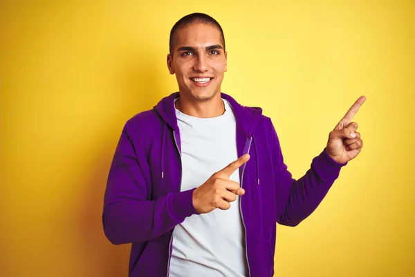 Joven Hombre Guapo Con Sudadera Púrpura Sobre Fondo Aislado Amarillo — Foto de Stock