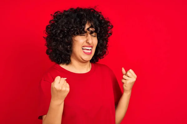 Jonge Arabische Vrouw Met Krullend Haar Draagt Casual Shirt Geïsoleerde — Stockfoto