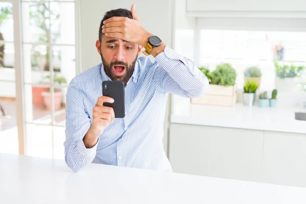 Hombre Negocios Hispano Guapo Usando Teléfono Inteligente Estresado Con Mano —  Fotos de Stock