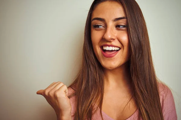 Jonge Mooie Vrouw Draagt Roze Shirt Staan Geïsoleerde Witte Achtergrond — Stockfoto