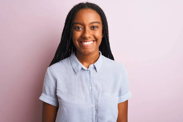 Ung Afrikansk Amerikansk Kvinna Bär Randig Skjorta Står Över Isolerade — Stockfoto