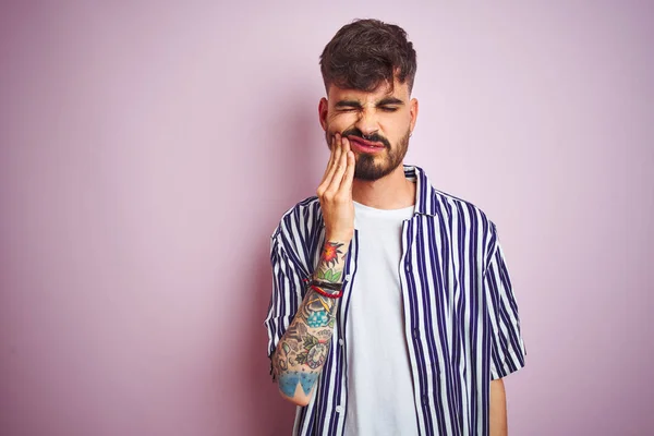 Jovem Com Tatuagem Vestindo Camisa Listrada Sobre Fundo Rosa Isolado — Fotografia de Stock