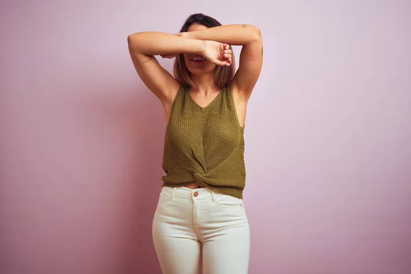 Joven Hermosa Mujer Hispana Pie Usando Camiseta Verde — Foto de Stock