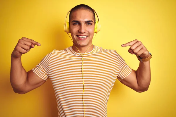 Homem Bonito Jovem Usando Fones Ouvido Sobre Fundo Isolado Amarelo — Fotografia de Stock