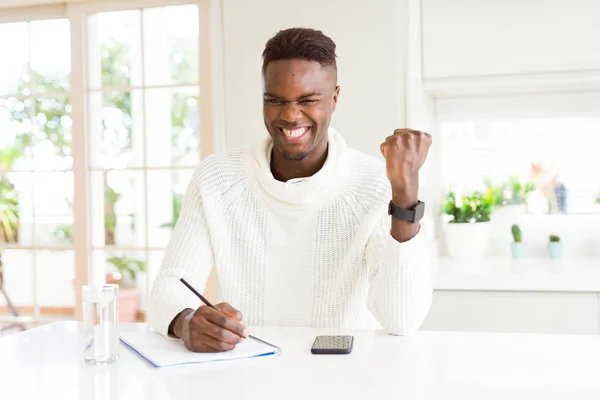 Afrikaans Amerikaanse Student Man Schrijven Een Papier Met Behulp Van — Stockfoto
