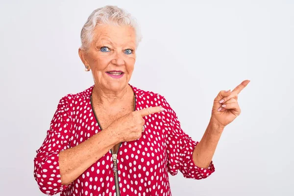 Yaşlı Gri Saçlı Kırmızı Ceketli Bir Kadın Izole Edilmiş Beyaz — Stok fotoğraf