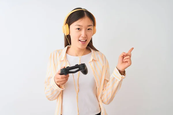 Chinesische Spielerin Spielt Videospiel Mit Kopfhörern Über Isoliertem Weißem Hintergrund — Stockfoto