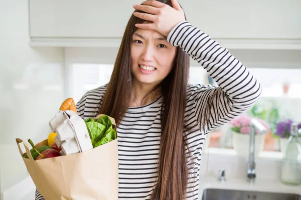 Vacker Asiatisk Kvinna Håller Papper Påse Med Färska Dagligvaror Stressad — Stockfoto