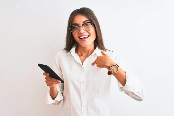 Piękna Bizneswoman Okularach Pomocą Smartfona Odizolowanym Białym Tle Zaskakującą Twarzą — Zdjęcie stockowe