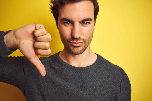 Joven Hombre Guapo Usando Suéter Casual Pie Sobre Fondo Amarillo —  Fotos de Stock